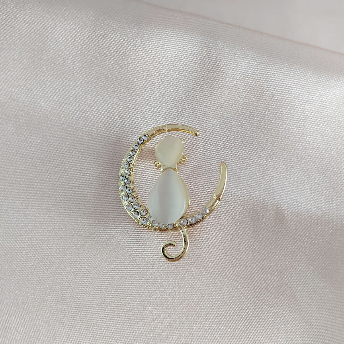 Trendy brooch featuring cat design and stones