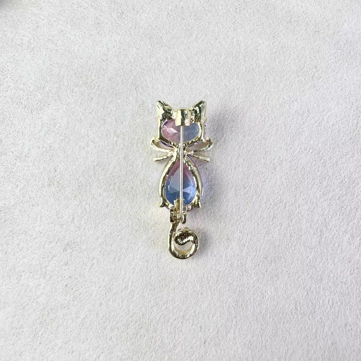Beautifully crafted cat brooch in multicolour